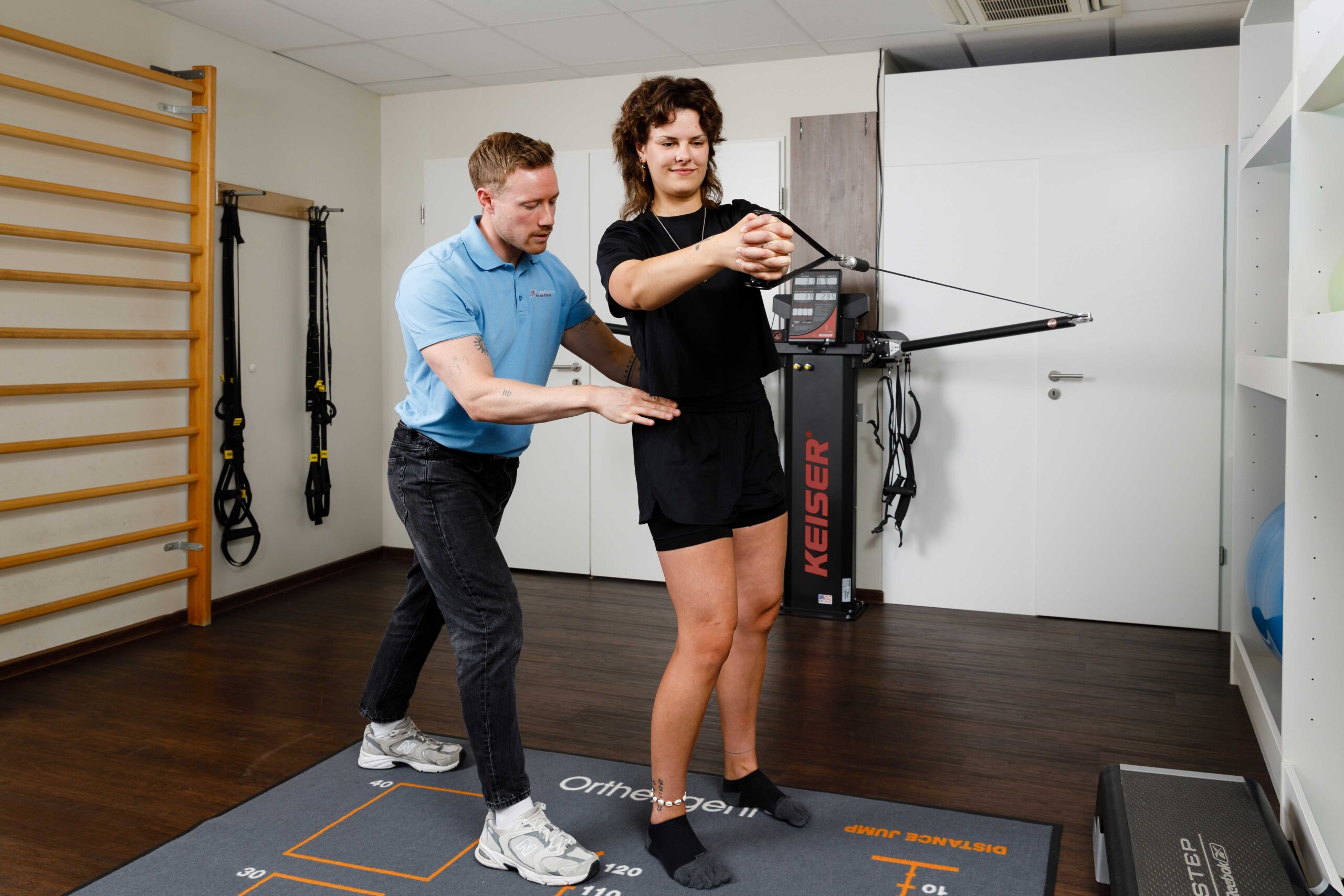 Physiotherapeut_mit_Patientin_Seilzug