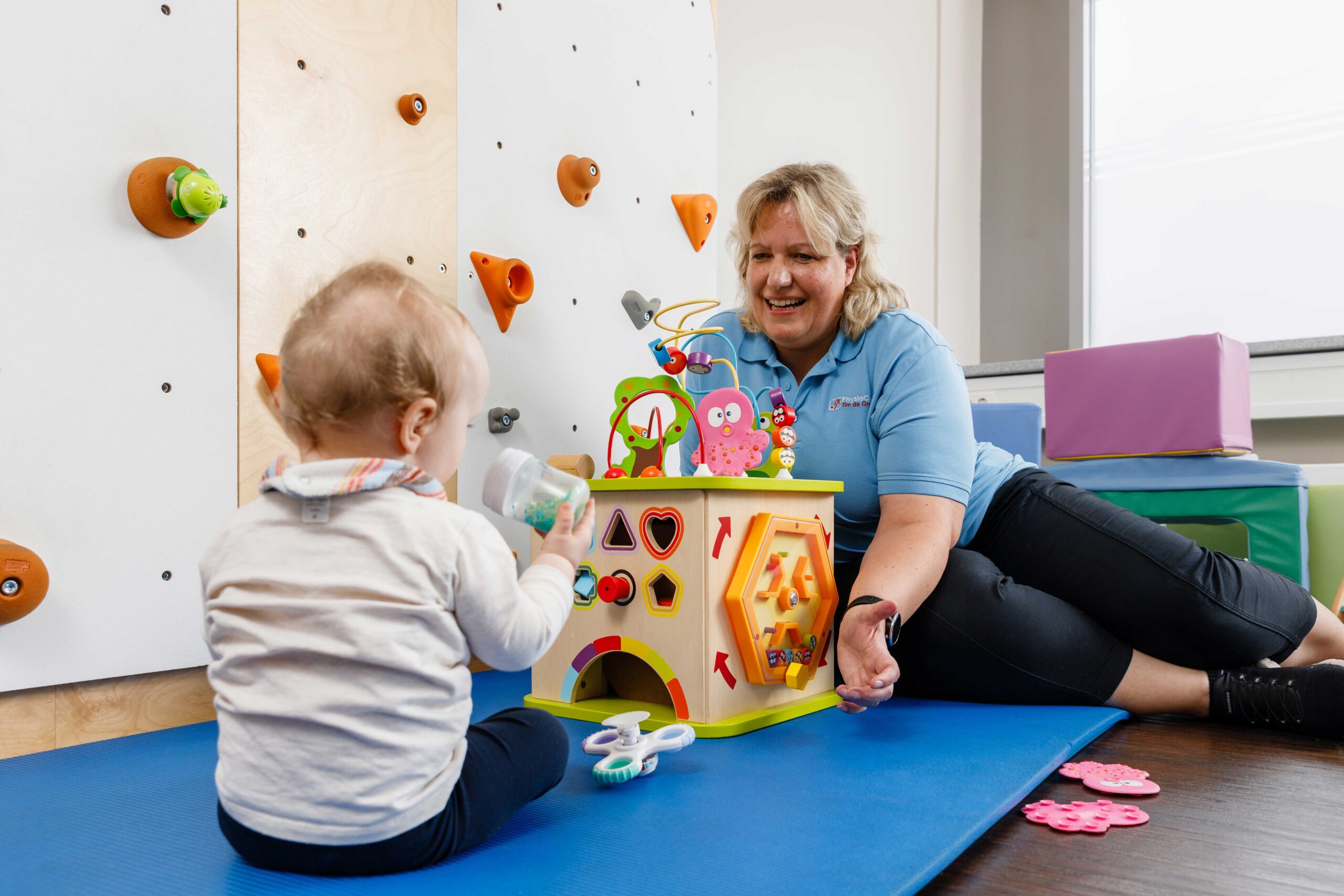 Physiotherapeutin_mit_Kleinkind_Spielwürfel